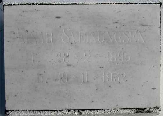 Detail of Grave of SVEINUNGSEN, Einar